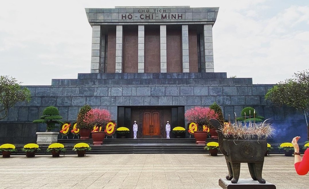 LĂNG BÁC – BẢO TÀNG HỒ CHÍ MINH- XEM XIẾC – CÔNG VIÊN THỦ LỆ